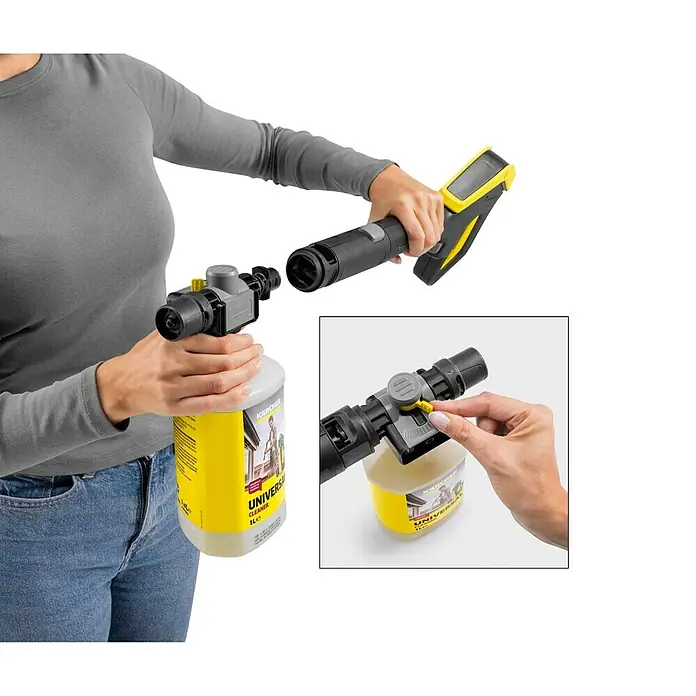 Kärcher Hochdruckreiniger K 7 Comfort Premium Connect - 3.000 W, Max. Druck: 180 bar, Fördermenge: 600 l/h, Ohne Home-Kit - Person hält Kärcher Universalreinigerflasche mit aufgestecktem Sprühkopf, Komponenten werden verbunden. Einsatz zeigt Hand, die gelben Hebel einstellt.