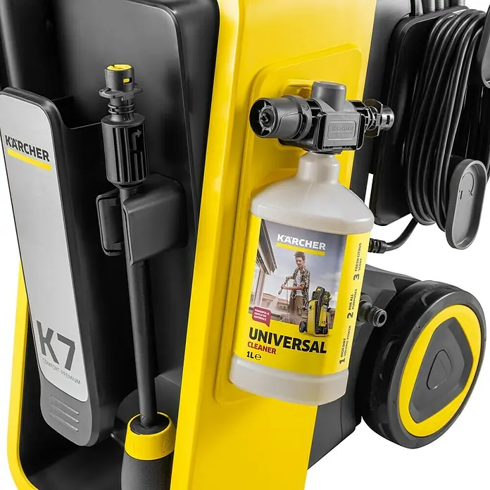 Kärcher Hochdruckreiniger K 7 Comfort Premium - 180 bar, 3.000 W, Fördermenge: 600 l/h, Ohne Home-Kit - Gelb-schwarzer Kärcher Hochdruckreiniger mit einer angebrachten Universalreinigerflasche.