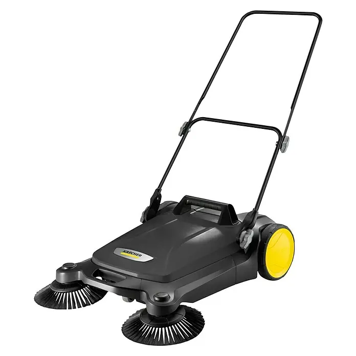 Kärcher Handkehrmaschine S 4 Twin Go!Further - Flächenleistung: 2.400 m²/h, 20 l - Kärcher Kehrmaschine mit dunkelgrauem Gehäuse, zwei vorderen Bürsten, leuchtend gelben Rädern und ergonomischem Schiebegriff.