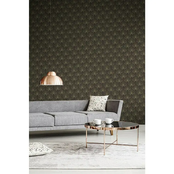 A.S. Création New Walls Vliestapete Art Deco - Schwarz/Gold, Grafisch, 10,05 x 0,53 m - Wohnzimmer mit grauer Couch, rundem Tisch mit Kupfergestell, gemusterter Tapete und Deckenleuchte.