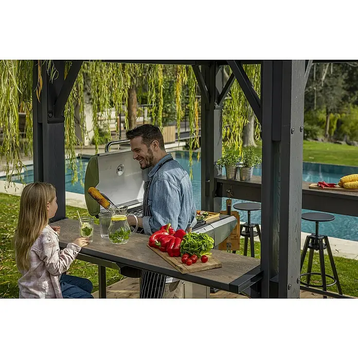 Keter Pérgola para barbacoa Grill Gazebo - An x Pr: 247 x 200 cm, Antracita, Plástico - Pérgola gris oscuro con cocina exterior y barra integradas junto a una piscina, utilizada para asar y comer.