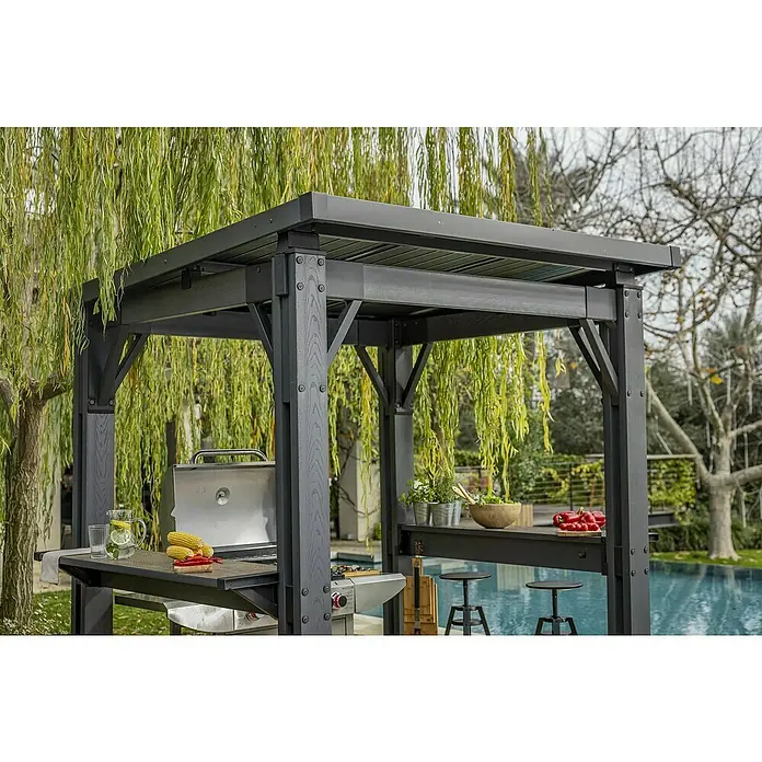 Keter Pérgola para barbacoa Grill Gazebo - An x Pr: 247 x 200 cm, Antracita, Plástico - Cenador/pérgola de metal gris oscuro con parrilla y barra en una cocina exterior junto a la piscina.