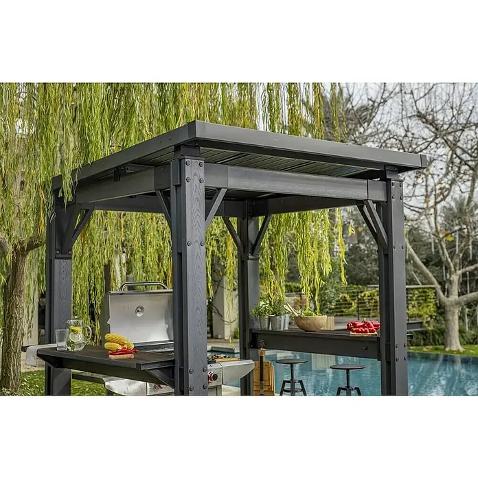 Keter Pérgola para barbacoa Grill Gazebo - An x Pr: 247 x 200 cm, Antracita, Plástico - Cenador exterior gris oscuro con postes de efecto madera, con parrilla y bar junto a una piscina.