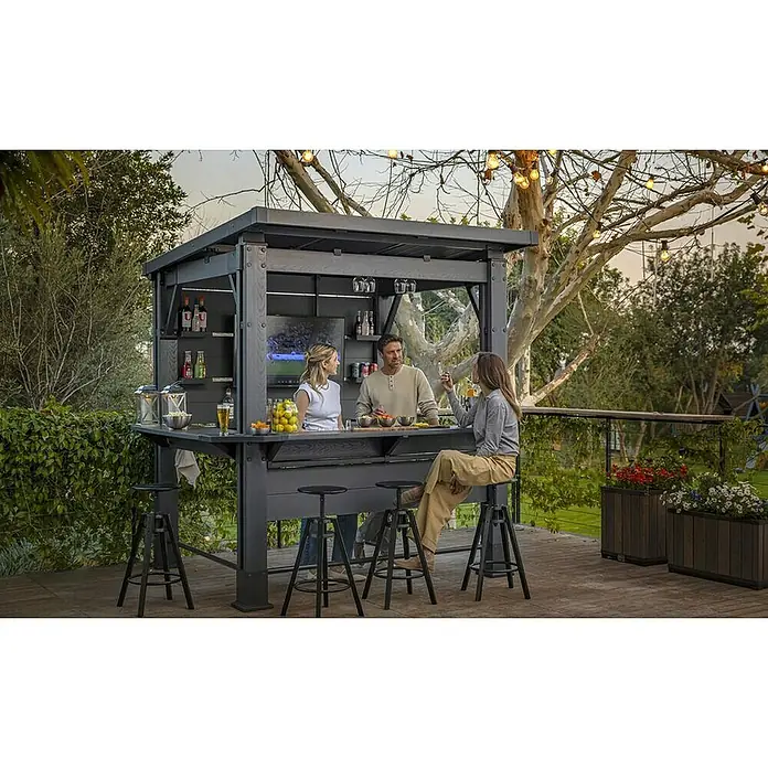 Keter Pérgola para barbacoa Bar Gazebo - An x Pr: 230 x 200 cm, Antracita, Plástico - Barra exterior gris oscuro con estantes integrados y TV, utilizada por tres personas para bebidas y socializar.