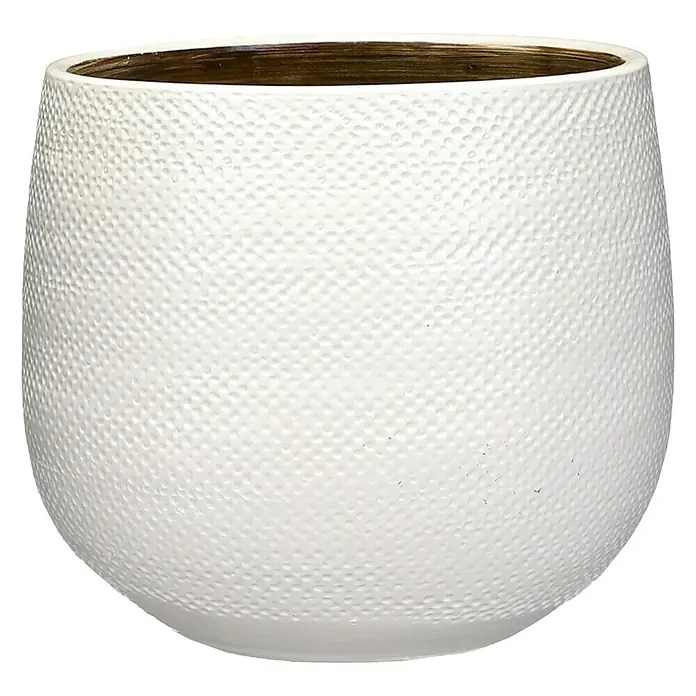 Mica Decorations Cubremaceta redondo Gabriel - Dimensiones externas (Ø x Al): 25 x 20 cm, Blanco, Cerámica - Primer plano de una maceta blanca texturizada con borde marrón, ideal para plantas de interior y detalles de decoración moderna.