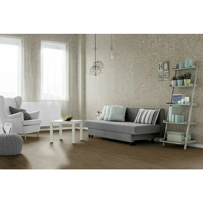 Granorte Designboden Kenkotrend - Saddle, 1.164 x 300 x 8,5 mm - Brauner Holzoptikboden in einem modernen Wohnzimmer mit grauem Sofa und hellen Wänden.