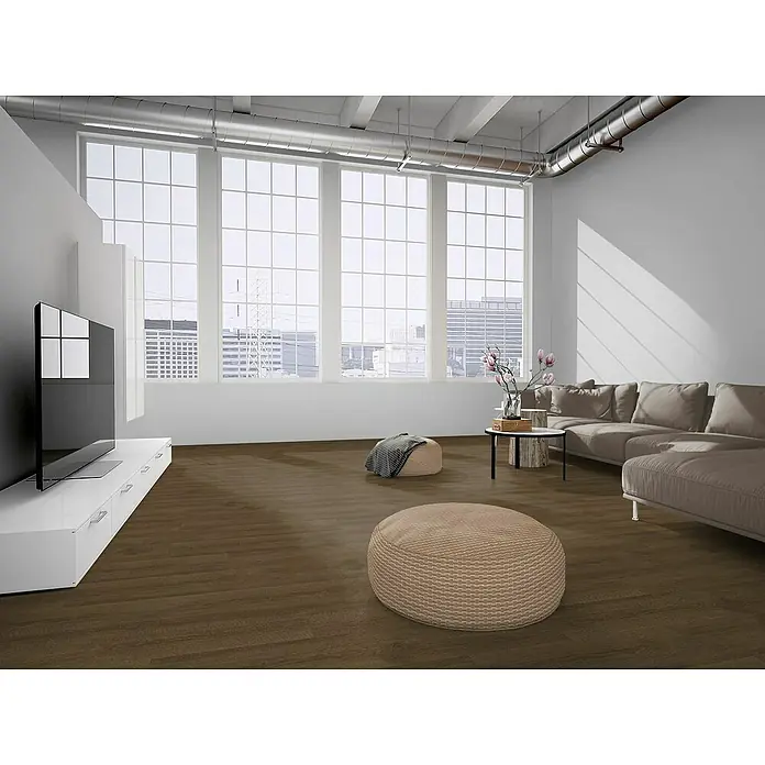 Granorte Designboden Kenkotrend - Saddle, 1.164 x 300 x 8,5 mm - Dunkelbrauner Holzboden in einem modernen Wohnzimmer mit großen Fenstern.