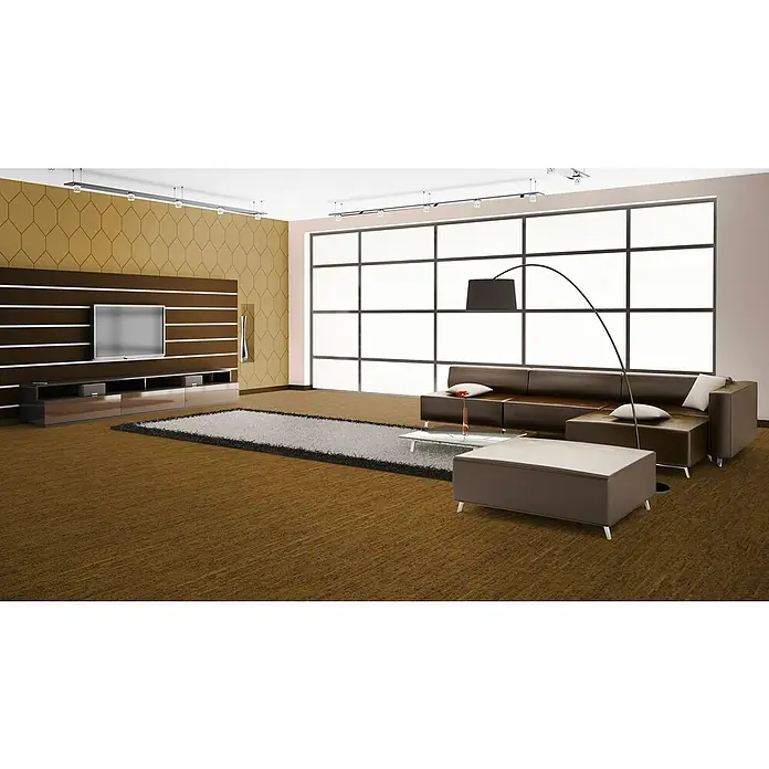 Granorte Korkboden Naturtrend - Trace, 910 x 300 x 9,5 mm - Modernes Wohnzimmer mit braunem Ecksofa, Ottoman und Couchtisch. Eine große TV-Einheit mit Bildschirm ist an einer dunklen braunen Wand montiert.