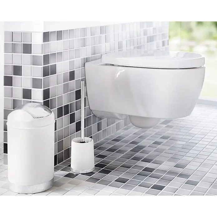 Venus Milano Badeimer - 5 l, Kunststoff, Weiß - Badezimmer mit WC, Papierkorb und WC-Bürste. Alles in Weiß und Silber gehalten, vor einer Mosaikwand.