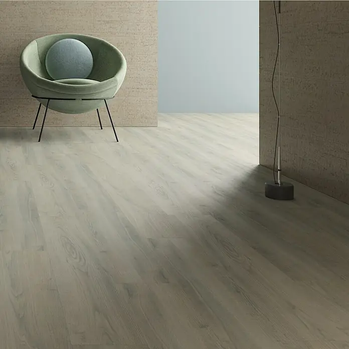 Granorte Designboden Kenkotrend - Ashland, 1.164 x 300 x 8,5 mm - Heller grau-beiger Holzboden in einem modernen Raum verlegt.