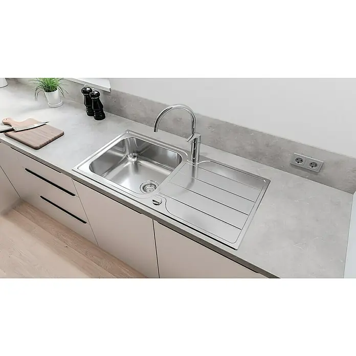 Grohe QuickFix Spültischarmatur Start 2021 - Ausladung Armatur: 183 mm, Chrom, Glänzend - Moderne Edelstahl-Küchenspüle mit Abtropffläche und Chromarmatur, in eine graue Steinplatte integriert.