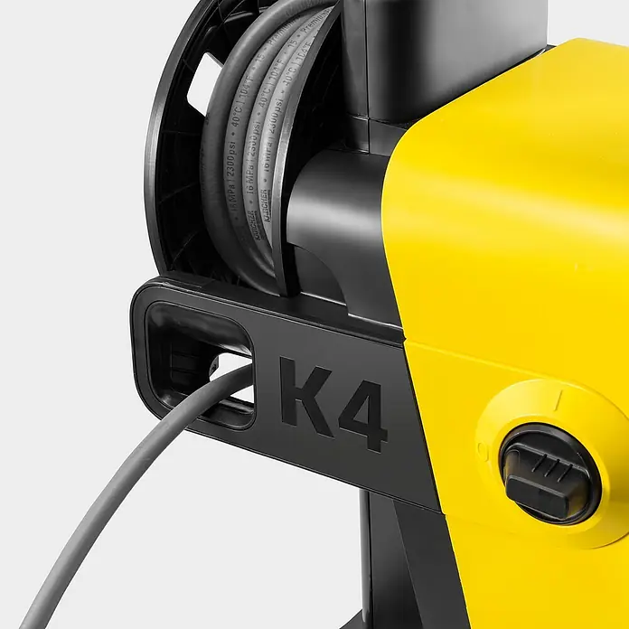 Kärcher Hochdruckreiniger K 4 Comfort Premium - 120 bar, 1.800 W, Fördermenge: 420 l/h, Ohne Home-Kit - Kärcher K4 Hochdruckreiniger mit grauem Hochdruckschlauch auf schwarzer Rolle, gelb-schwarzes Gehäuse.