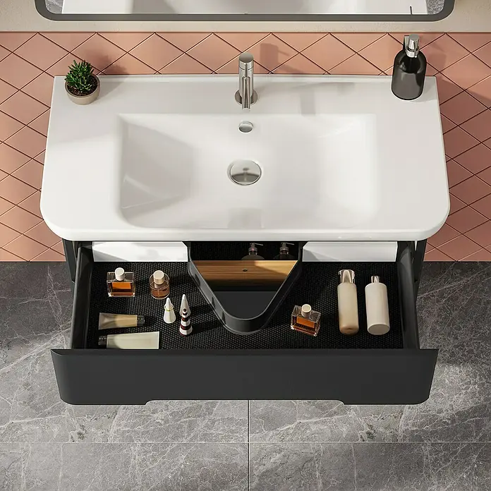 VitrA Sento Badmöbel-Set Sento - 98 cm, Anthrazit, 2 Schubladen - Dunkelgrauer Badezimmerschrank mit weißem Waschbecken und offener Schublade, die organisierte Toilettenartikel auf einer schwarzen Textilmatte zeigt.