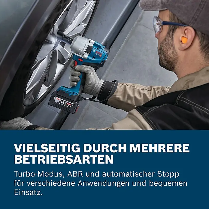 Bosch Professional AMPShare 18V Akku-Drehschlagschrauber GDS 18V-780 - 18 V, Ohne Akku, 780 Nm - Eine Person verwendet einen blau-schwarzen Bosch Akku-Schlagschrauber an einem Autoreifen und trägt Schutzausrüstung.