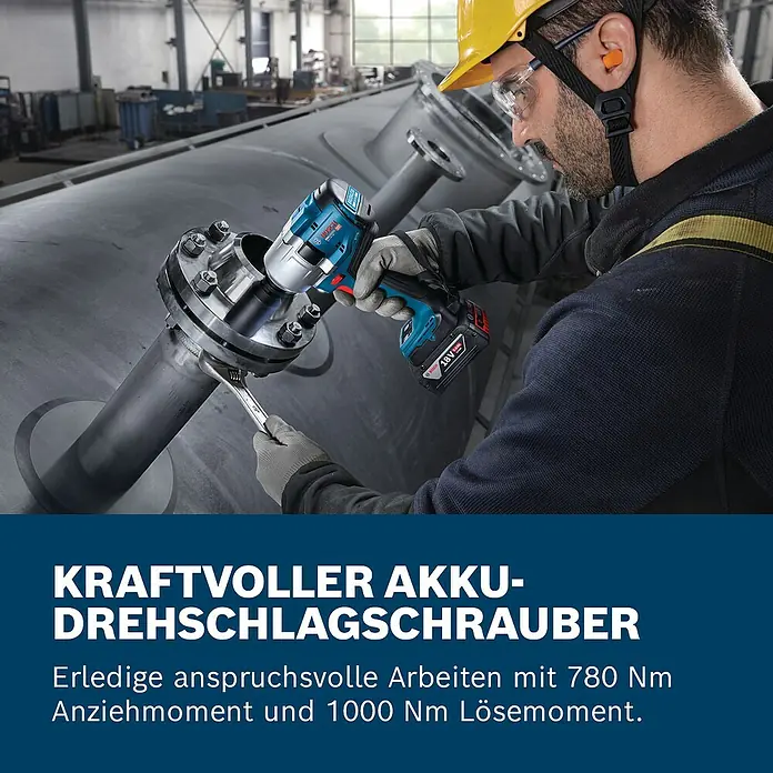 Bosch Professional AMPShare 18V Akku-Drehschlagschrauber GDS 18V-780 - 18 V, Ohne Akku, 780 Nm - Arbeiter nutzt blauen Bosch Akku-Drehschlagschrauber mit 18V Akku an großer Industrierohrflansch.