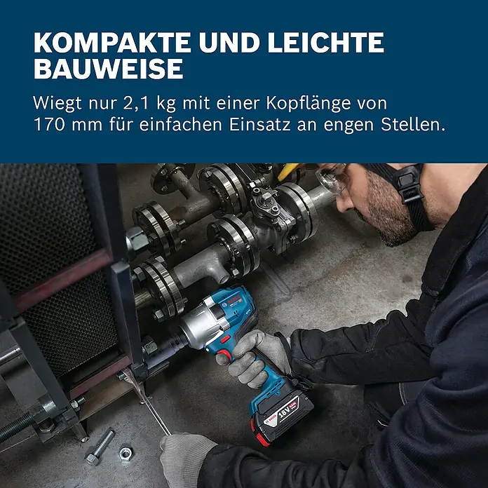 Bosch Professional AMPShare 18V Akku-Drehschlagschrauber GDS 18V-780 - 18 V, Ohne Akku, 780 Nm - Eine Person benutzt einen blauen und schwarzen Bosch-Schlagschrauber mit 18V-Akku an Industriearmaturen und demonstriert sein kompaktes Design für enge Stellen.