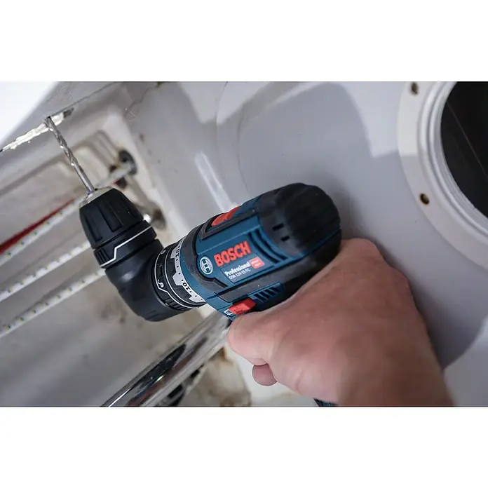 Bosch Professional Maschinen-Set 5-Tool-Kit GSR+GOP+GHO+GWS+GST - 12 V, 3 Akkus, 2 Ah - 3 Ah, 10 -tlg. - Eine Person bohrt mit einem blauen Bosch Professional Akku-Winkelbohrer ein Loch in eine weiße Oberfläche.