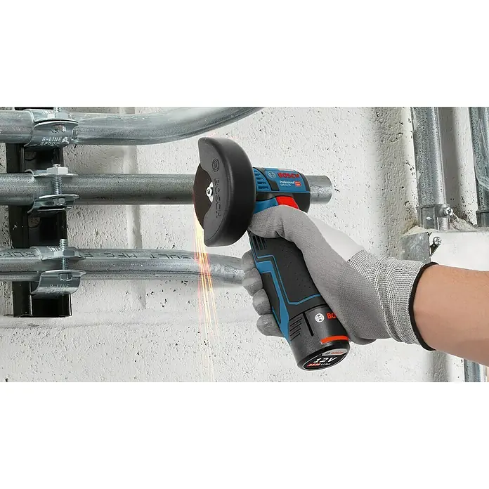 Bosch Professional Maschinen-Set 5-Tool-Kit GSR+GOP+GHO+GWS+GST - 12 V, 3 Akkus, 2 Ah - 3 Ah, 10 -tlg. - Blauer und schwarzer Bosch 12V Winkelschleifer beim Schneiden eines Metallrohrs, Funken sprühend.
