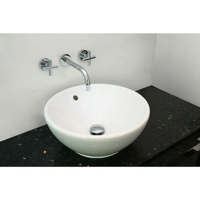 Revêt Wandpaneel SPC Wall - 600 x 300 mm, Weiß, Hochglänzend - Weißes Keramik-Aufsatzwaschbecken mit wandmontiertem Chrom-Wasserhahn und Kreuzgriffen auf dunkler Granitarbeitsplatte.