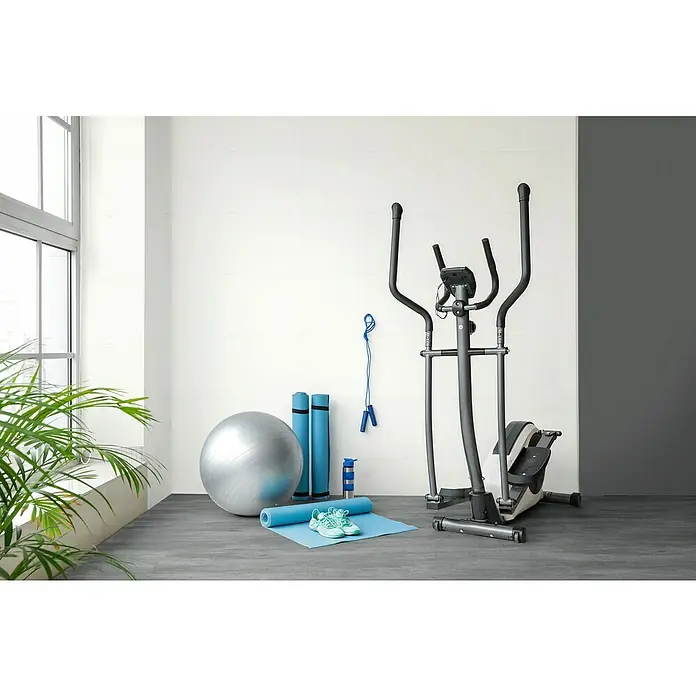Revêt Wandpaneel SPC Wall - 600 x 300 mm, Weiß, Hochglänzend - Verschiedene Fitnessgeräte in einem Raum: schwarzer Crosstrainer, grauer Gymnastikball, blaue Yogamatten, Springseil, Wasserflasche und Turnschuhe.