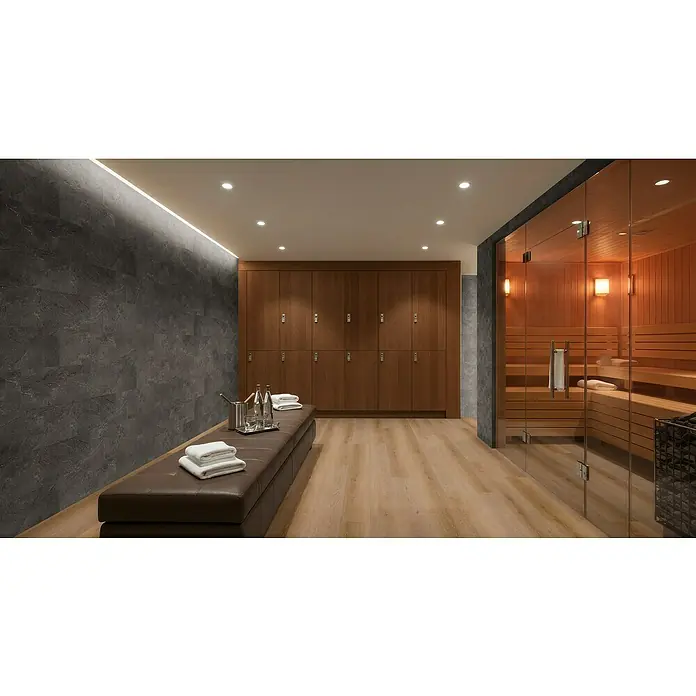 Revêt Wandpaneel SPC Wall - 600 x 300 mm, Schiefer - Moderner Spa-Umkleideraum mit dunkler Steinwand, Holzschränken, brauner Lederbank und gläserner Sauna mit Holzinterieur.