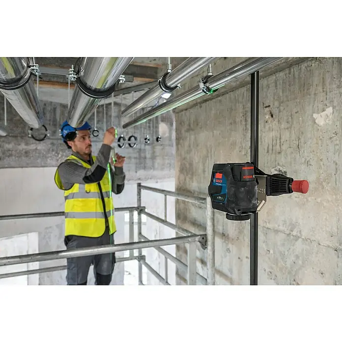 Bosch Professional Teleskopstange BT 350 - 140 cm - 350 cm - Bosch grüner Kreuzlinienlaser an einer Stange, projiziert Linien zur Führung eines Arbeiters bei der Rohrinstallation an der Decke.