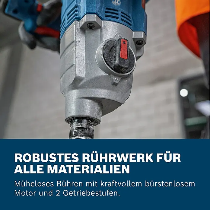 Bosch Professional Akku-Rührwerk GRW 18V- 160 PRO SOLO - 18 V, Anzahl Akkus: Ohne Akku - Nahaufnahme eines blauen und silbernen Rührwerks mit schwarzem und rotem Schalter, von einer Person gehalten, robustes Design hervorhebend.