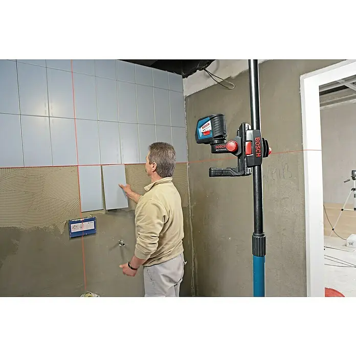 Bosch Professional Teleskopstange BT 350 - 140 cm - 350 cm - Blau-schwarzer Bosch Linienlaser auf einer Stange, projiziert rote Linien zum Fliesenlegen.