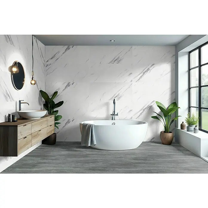 Revêt Wandpaneel SPC Wall - 1.200 x 600 mm, Marmor Weiß, Hochglänzend - Ein modernes Badezimmer mit weißen Marmorwänden, einer freistehenden weißen Badewanne, einem Holzwaschtisch und grauem Boden.