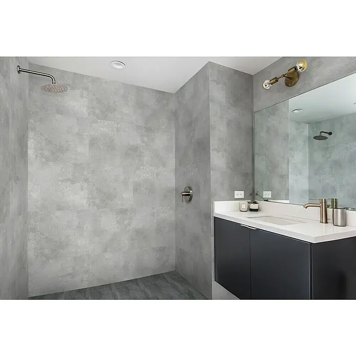 Revêt Wandpaneel SPC Wall - 600 x 300 mm, Beton Grau - Moderner Badezimmerbereich mit Regendusche und dunklem Waschtisch mit weißem Waschbecken und Armatur, umgeben von grauen Fliesen.
