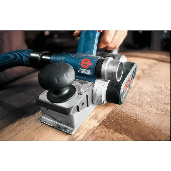Bosch Professional Elektrohobel GHO 40-82 C - Hobeltiefe: 4 mm, Leerlaufdrehzahl: 14.000 U/min - Blauer Bosch Elektrohobel mit Staubabsaugung, der eine Holzoberfläche bearbeitet.