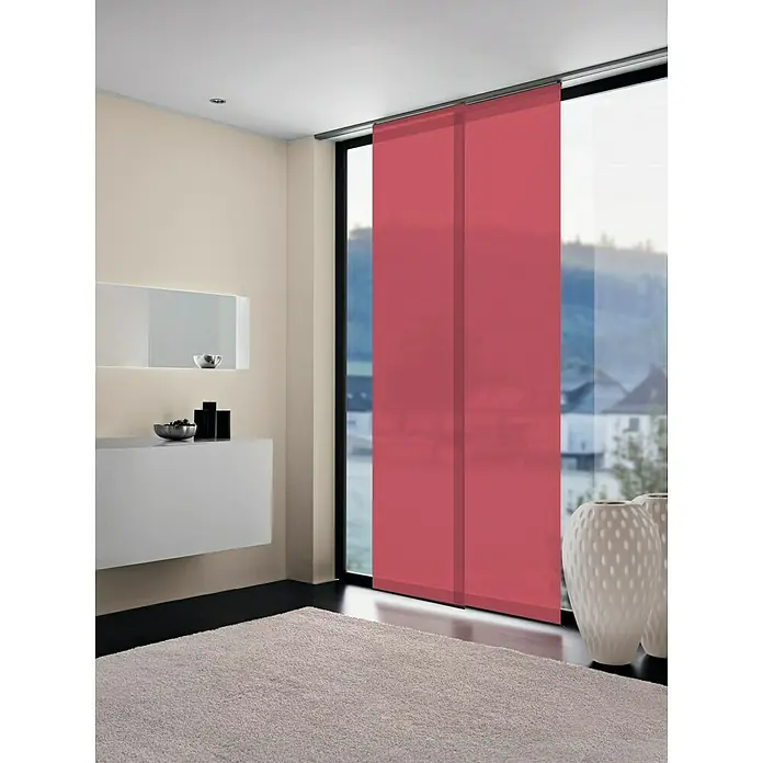 Expo Ambiente Flächenvorhang Basic - Pink, 100 % Polyester, B x H: 60 x 300 cm - Rote Schiebegardinen vor einem Fenster mit Blick auf die Landschaft. Die Schiebegardinen sorgen für Privatsphäre und schützen vor Sonne.