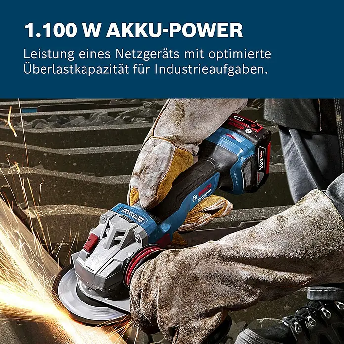 Bosch Professional AMPShare 18V Akku-Winkelschleifer GWS 18V-11 S PRO - Ohne Akku, Durchmesser Scheibe: 125 mm - Akku-Winkelschleifer von Bosch, schneidet Metall mit Funkenflug. Blau-schwarzes Gerät in behandschuhten Händen.