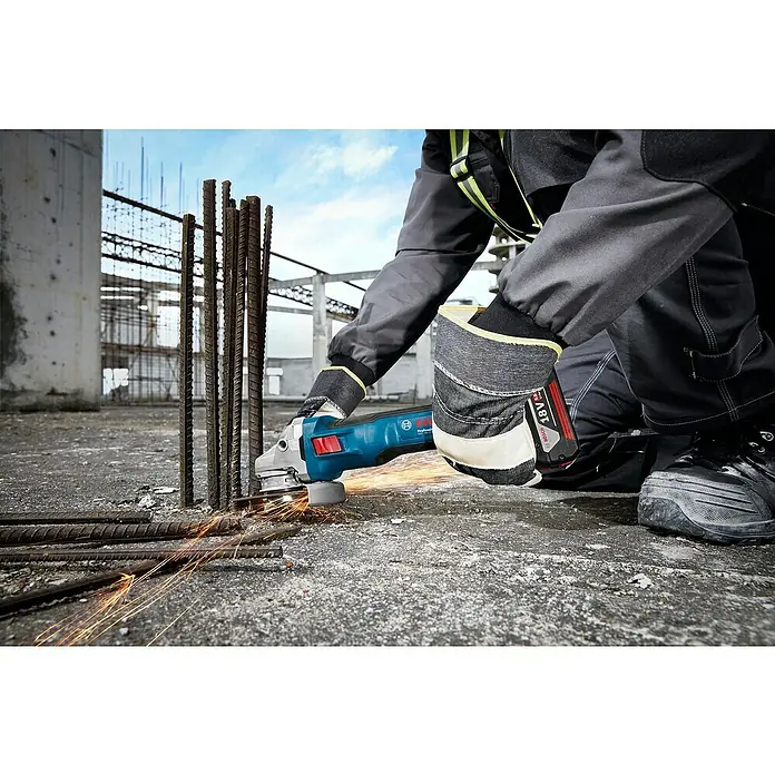 Bosch Professional AMPShare 18V Akku-Winkelschleifer GWS 18V-11 PRO SOLO - Ohne Akku, Durchmesser Scheibe: 125 mm - Arbeiter schneidet Armierungsstahl mit blau-schwarzem Bosch Professional Akku-Winkelschleifer, Funken sprühen.