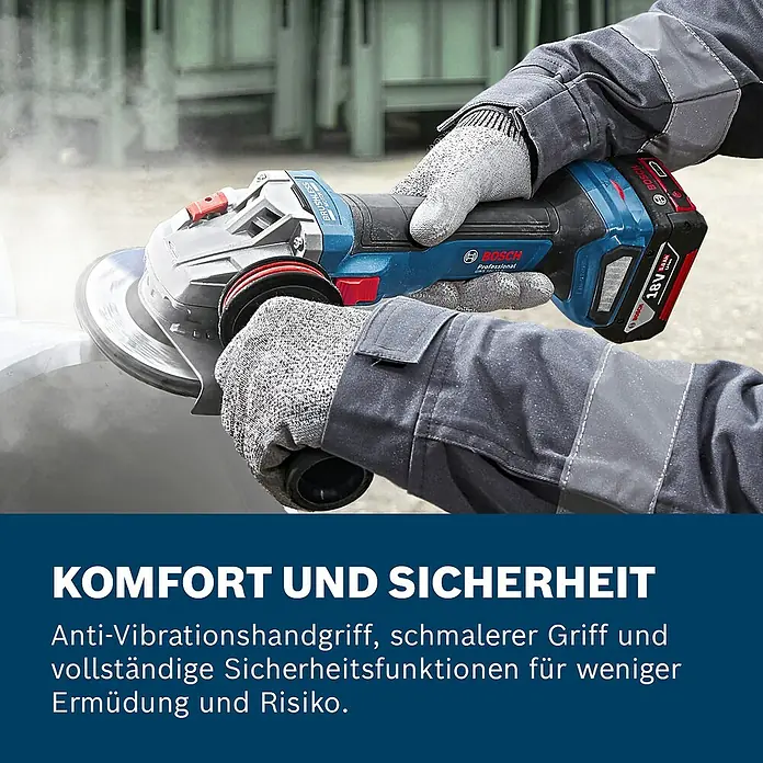 Bosch Professional AMPShare 18V Akku-Winkelschleifer GWS 18V-11 S PRO - Ohne Akku, Durchmesser Scheibe: 125 mm - Eine Person mit Handschuhen verwendet einen blauen und schwarzen Bosch Akku-Winkelschleifer zum Schleifen, wobei Staub entsteht.