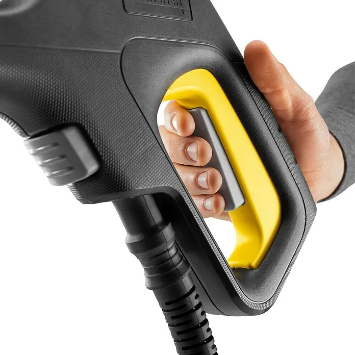 Kärcher Hochdruckpistole G 180 Q COMFORT!Hold - Passend für: Kärcher Hochdruckreiniger K2 bis K 7 - Hand hält eine schwarz-gelbe Hochdruckreinigerpistole, betätigt den Abzug.