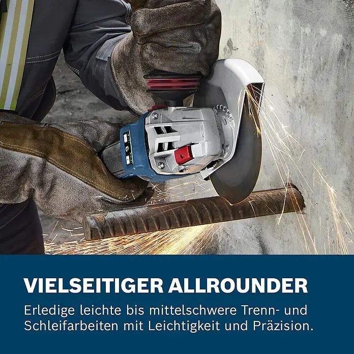 Bosch Professional AMPShare 18V Akku-Winkelschleifer GWS 18V-11 S PRO - Ohne Akku, Durchmesser Scheibe: 125 mm - Person schneidet mit blau-silbernem Winkelschleifer eine Metallstange, erzeugt helle Funken.