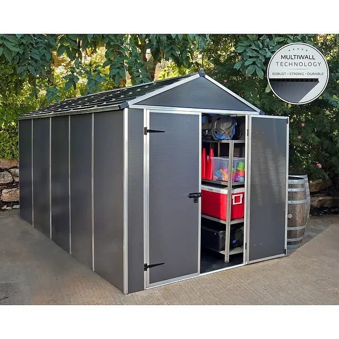 Palram – Canopia Gartenhaus Rubicon - Außenmaß inkl. Dachüberstand (B x T): 1,85 x 3,78 m, Kunststoff, Grau - Dunkelgrauer Mehrwand-Geräteschuppen mit silbernem Rahmen, offene Türen zeigen Regale mit Gegenständen, im Garten.