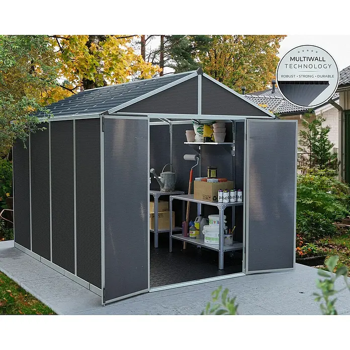 Palram – Canopia Gartenhaus Rubicon - Außenmaß inkl. Dachüberstand (B x T): 237,1 x 3,03 m, Kunststoff, Grau - Dunkelgraues Gartenhaus mit Multiwall-Paneelen und offenen Türen, zeigt organisierte Regale und Gartenzubehör.