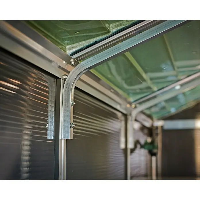 Palram – Canopia Gartenhaus Rubicon - Außenmaß inkl. Dachüberstand (B x T): 1,85 x 1,54 m, Kunststoff, Grau - Innenansicht eines Garagentors mit silbernen Metallschienen und dunkelgrauen Wellblechpaneelen.
