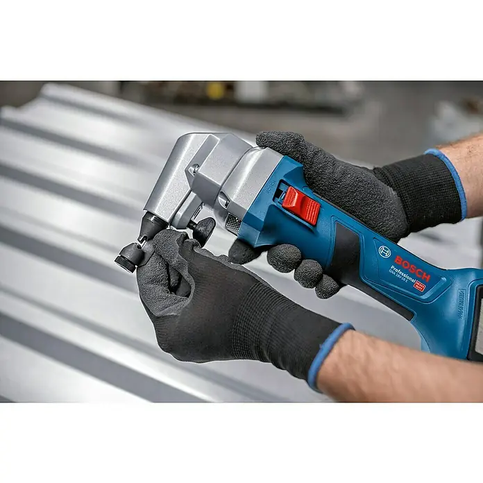 Bosch Professional AMPShare 18V Akku-Nager GNA 18V-16 E Pro Solo - 18 V, Ohne Akku, Leerlaufhubzahl: 1.400 /min - Blauer und silberner Bosch Professional Blechnibbler GNA 18V-16 E im Einsatz auf Wellblech.