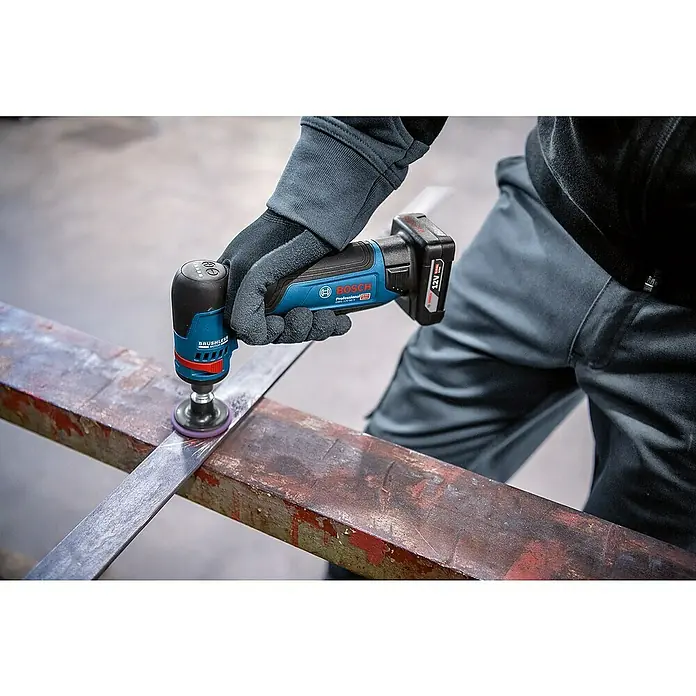 Bosch Professional Geradschleifer GWG 12V-50 S PRO SOLO - Leerlaufdrehzahl: 5.000 U/min - 15.000 U/min - Eine behandschuhte Hand verwendet ein blau-schwarzes Bosch 12V Akku-Rotationswerkzeug zum Schleifen einer Metallstange, Funken erzeugend.
