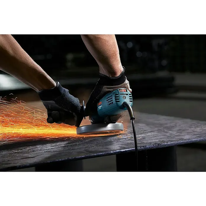 Bosch Professional Elektro-Winkelschleifer GWS 9-125 S - Durchmesser Scheibe: 125 mm, Leerlaufdrehzahl: 2.800 U/min - 11.000 U/min - Blauer Bosch Professional Winkelschleifer, von behandschuhten Händen gehalten, schleift Metall mit Funken.