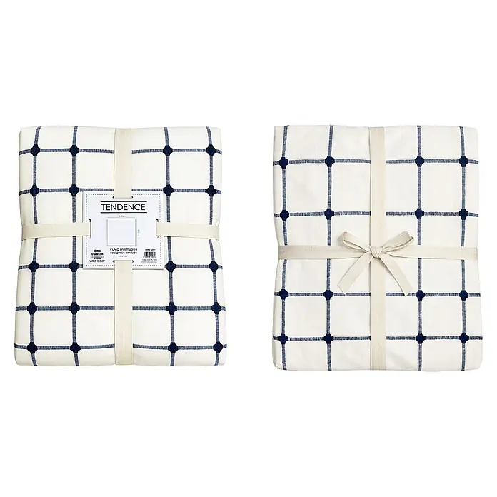Colcha Edna - 260 x 240 cm, 65% algodón y 35% poliéster, Blanco - Plaid blanco doblado con patrón de cuadrícula azul marino, atado con una correa beige.