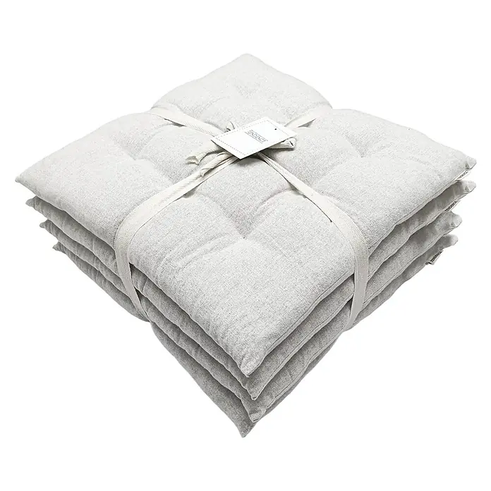Cojín para silla - 40 x 40 x 5 cm, Textil, Gris - Pila de cuatro cojines de asiento cuadrados gris claro atados con una correa de tela y etiqueta.
