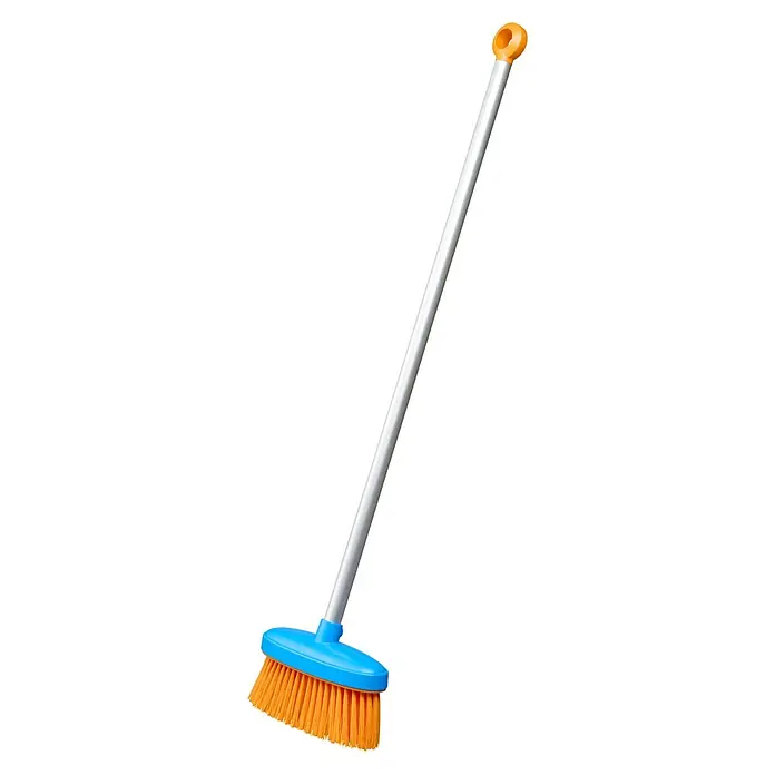 Fiskars Kinder-Besen Aufräum-Set - Länge: 863 mm, 2 -tlg. - Ein moderner Besen mit orangefarbenen Borsten, blauem Kopf und silbernem Stiel mit orangefarbener Aufhängeschlaufe.