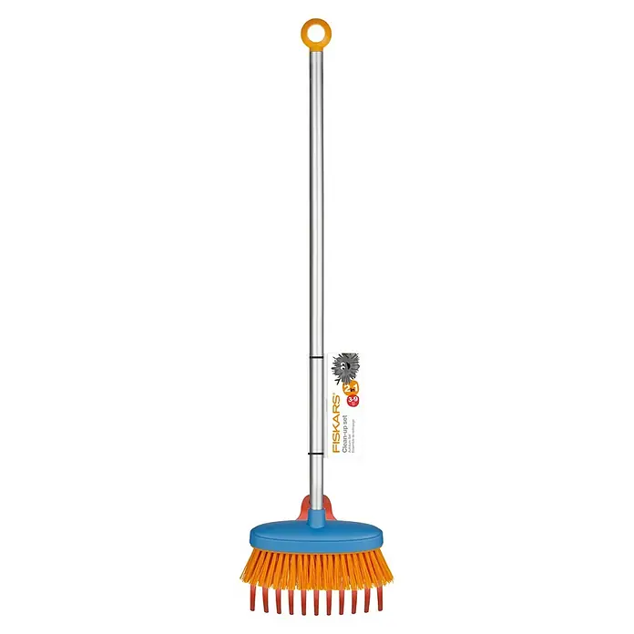 Fiskars Kinder-Besen Aufräum-Set - Länge: 863 mm, 2 -tlg. - Fiskars Reinigungsbesen-Set mit orangefarbenem Griff, silbernem Stiel, blauem Kopf und orangefarbenen Borsten.