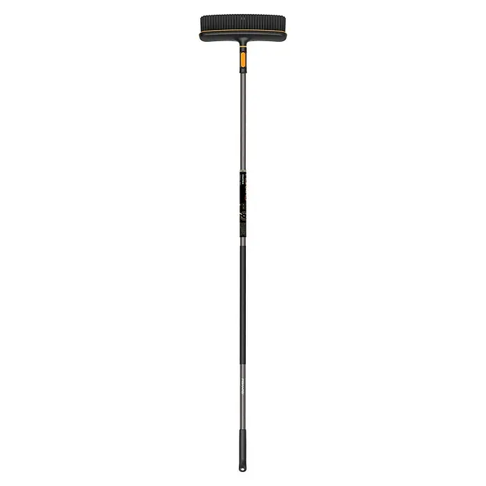 Fiskars OneClick Terrassenbesen inkl. Stiel L - L x B x H: 1.739 x 343 x 95 mm - Fiskars OneClick Teleskop-Terrassenbesen mit schwarzen Borsten und orangefarbenen Akzenten am grau-schwarzen Stiel.