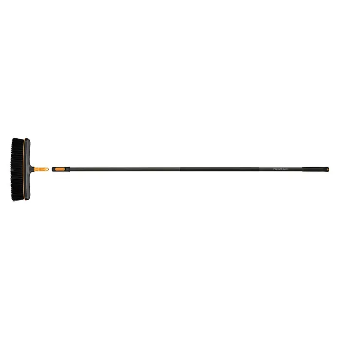 Fiskars OneClick Terrassenbesen inkl. Stiel L - L x B x H: 1.739 x 343 x 95 mm - Schwarz-orange Schrubberbürste mit ausziehbarem Stiel.