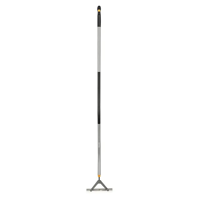 Fiskars Jäter Ergonomic - L x B x H: 1.660 x 230 x 260 mm - Langstieliges Fiskars Gartengerät aus grauem Metall und Schwarz mit orangefarbenem Akzent, mit stabiler grauer Metallbasis zur Bodenbearbeitung.